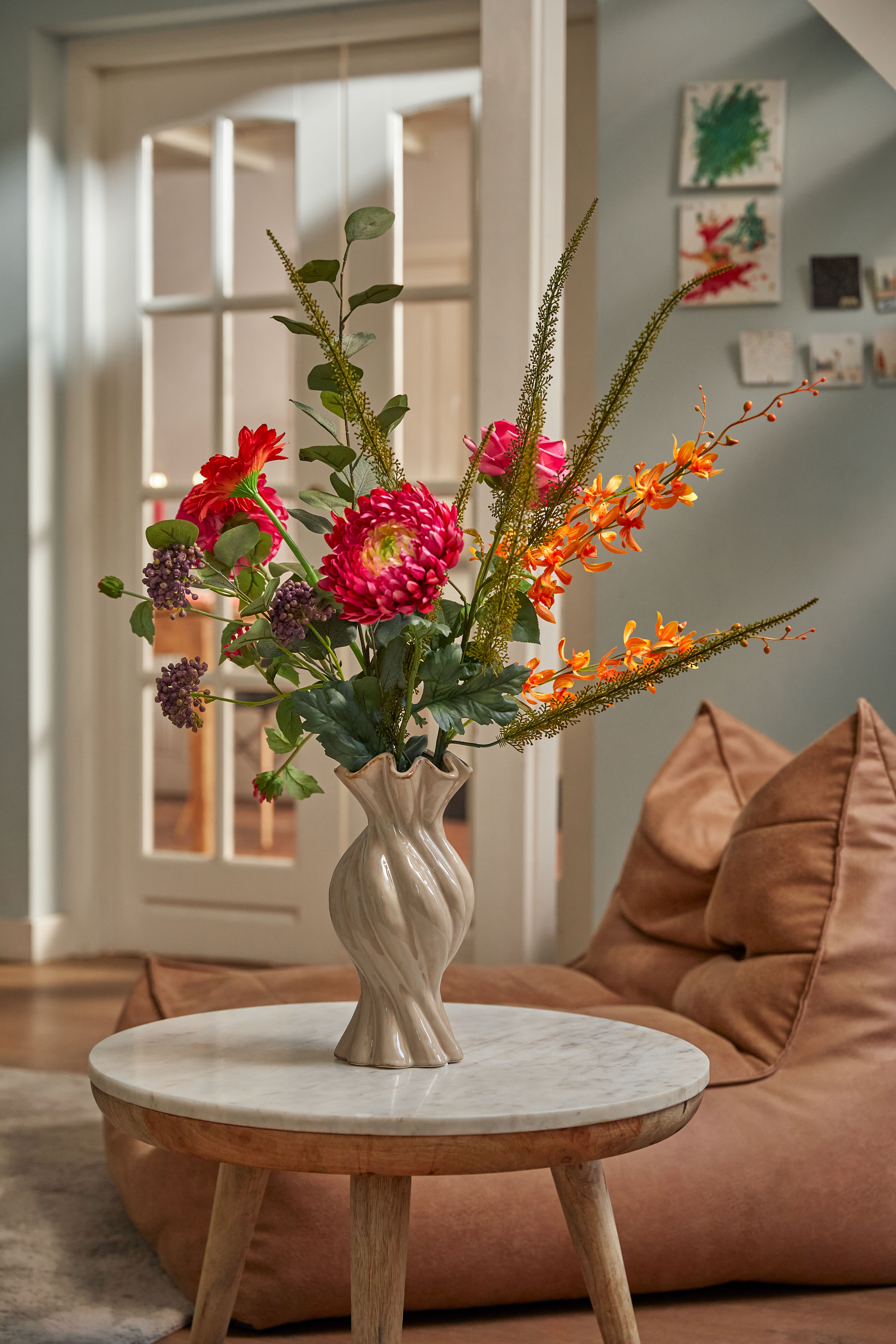 vaas met kunstbloemen van Welkoop
