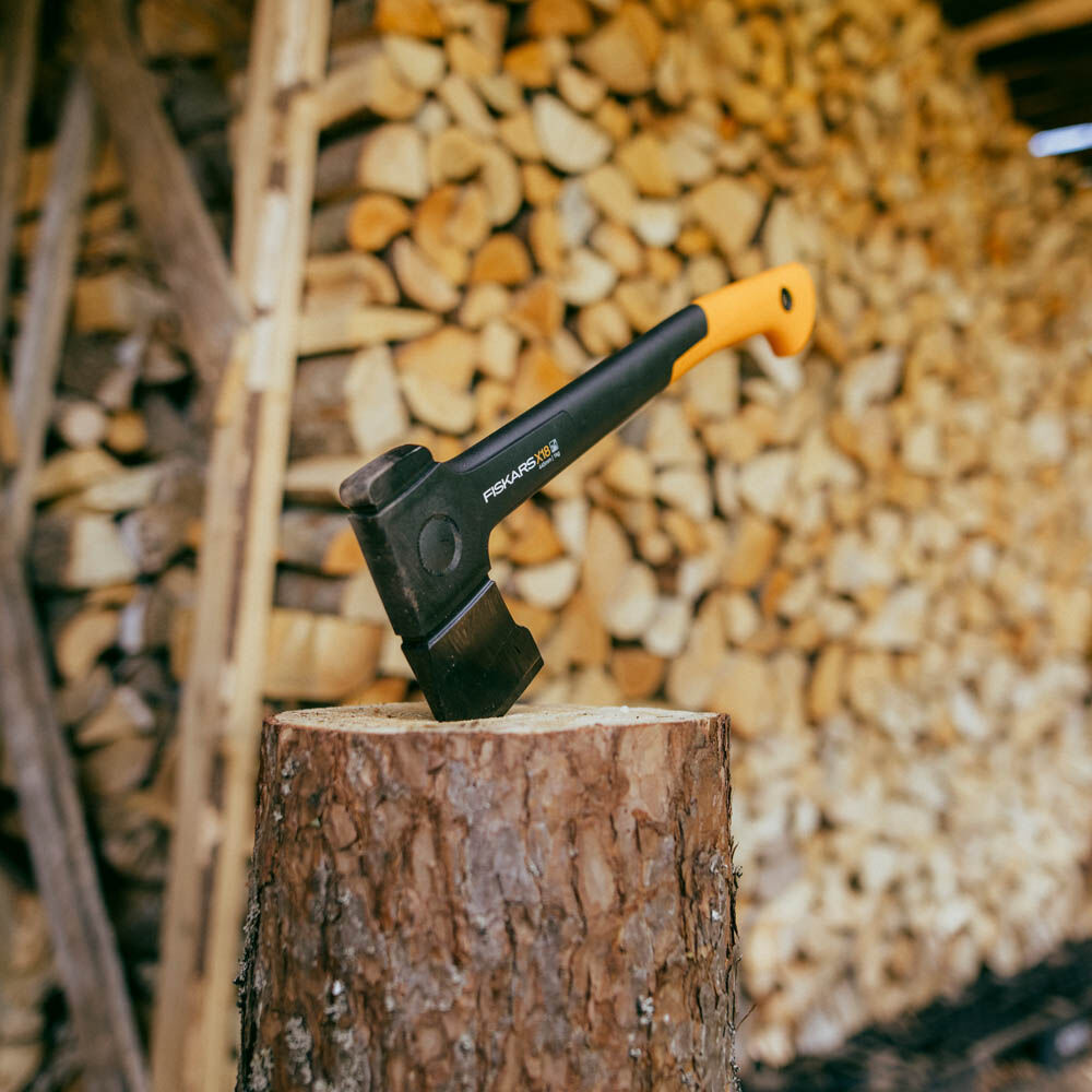 Fiskars X18 - Universele bijl - Zwart, Oranje