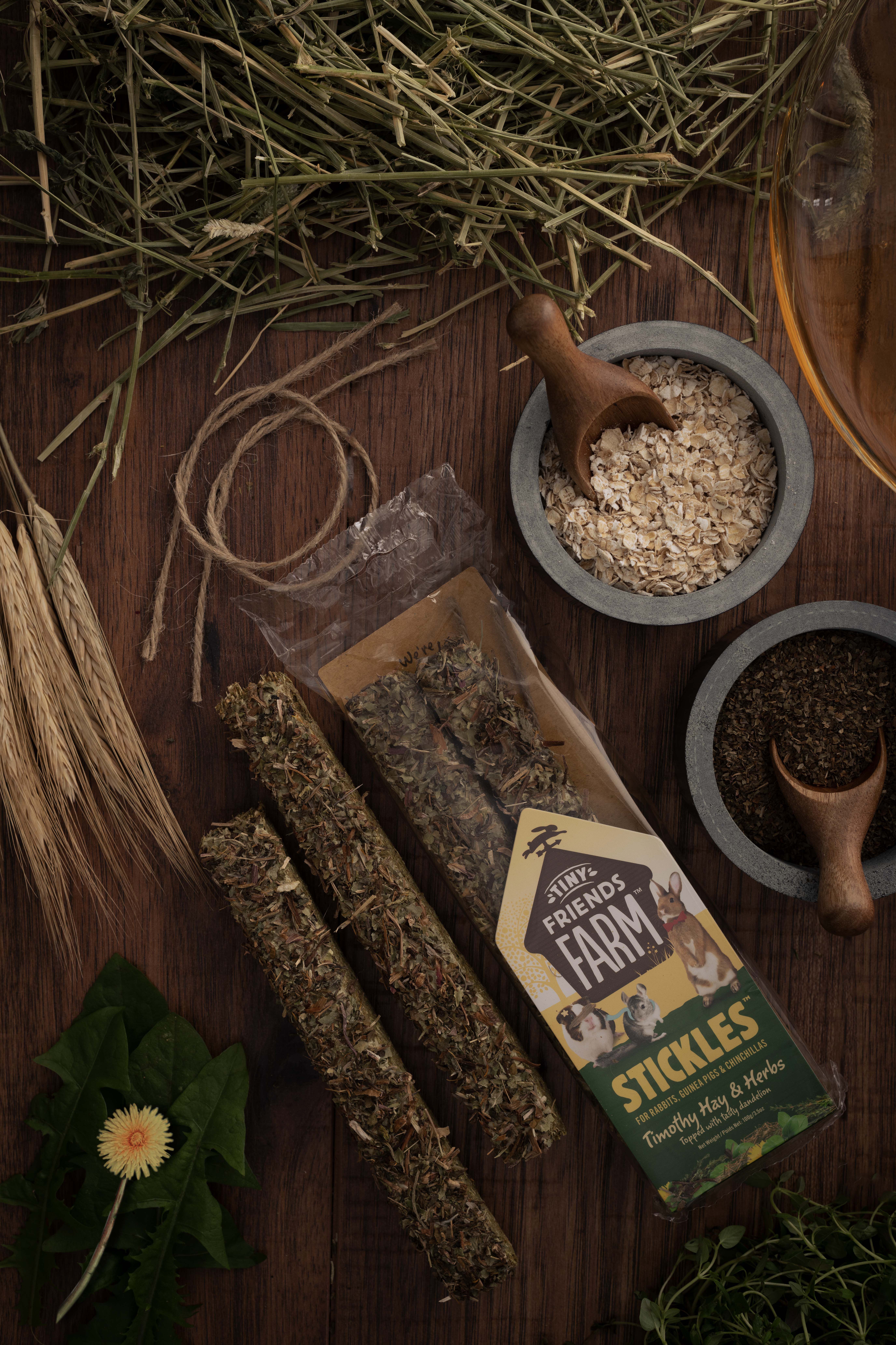 Tiny Friends Farm Stickles  - Konijnensnack - Timothy hooi, kruiden & paardenbloem - Kruiden