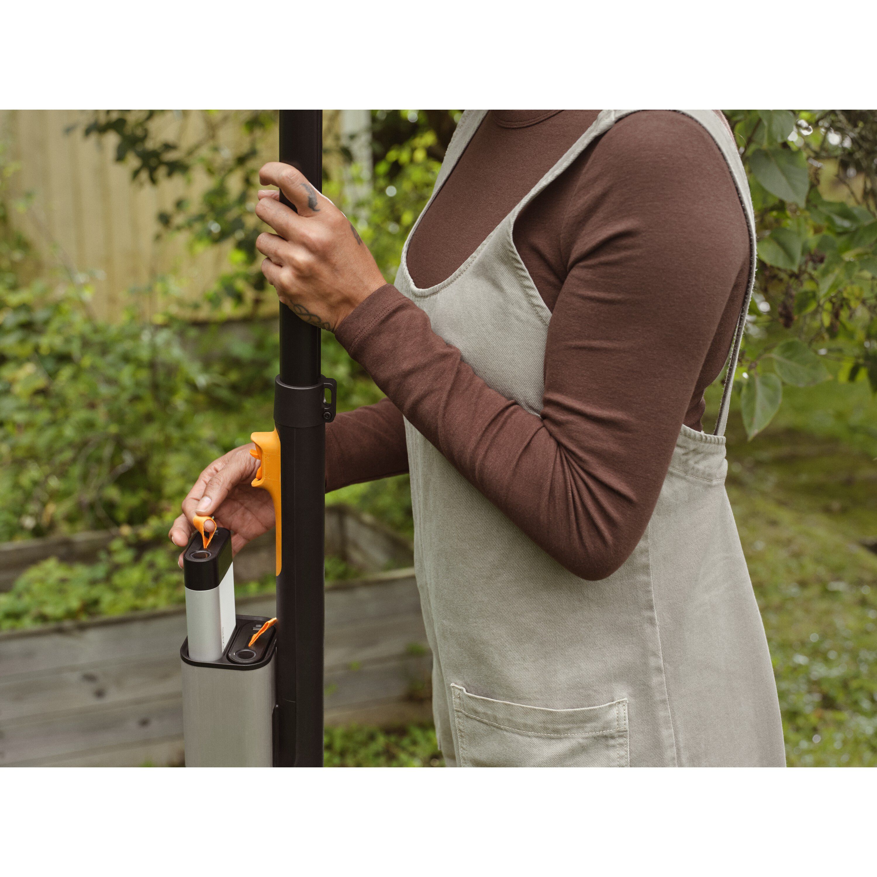 Fiskars E-Snoeigiraffe - Elektrische Telescopische snoeischaar - zwart