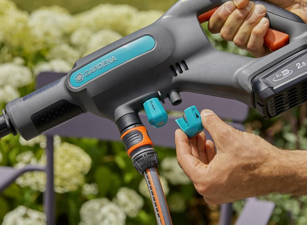 GARDENA AquaClean 24/18 V P4A Set (incl. accu en oplader) - Medium drukreiniger - 250 l/u - 24 bar