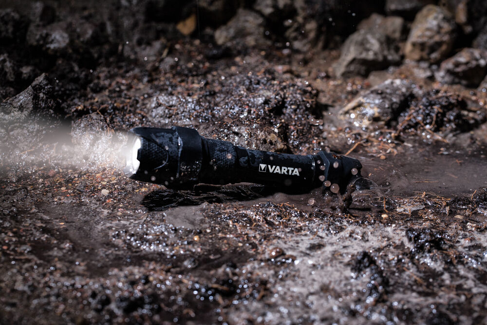 VARTA  Indestructible F20 Pro- incl. AA batterij 2 stuks - Zaklamp