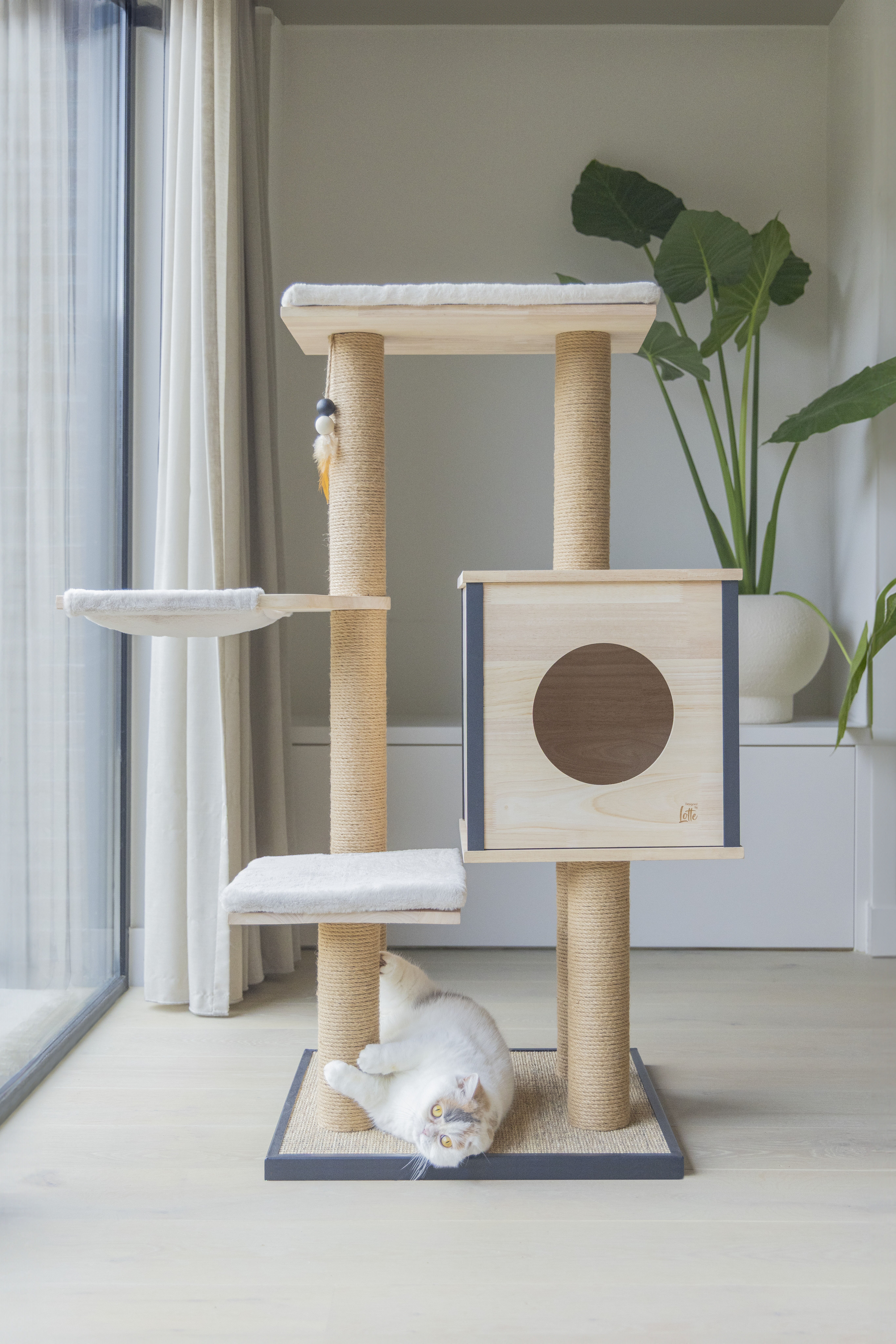 Designed by Lotte Nela - Krabmeubel - Bruin - 124x56x56 cm