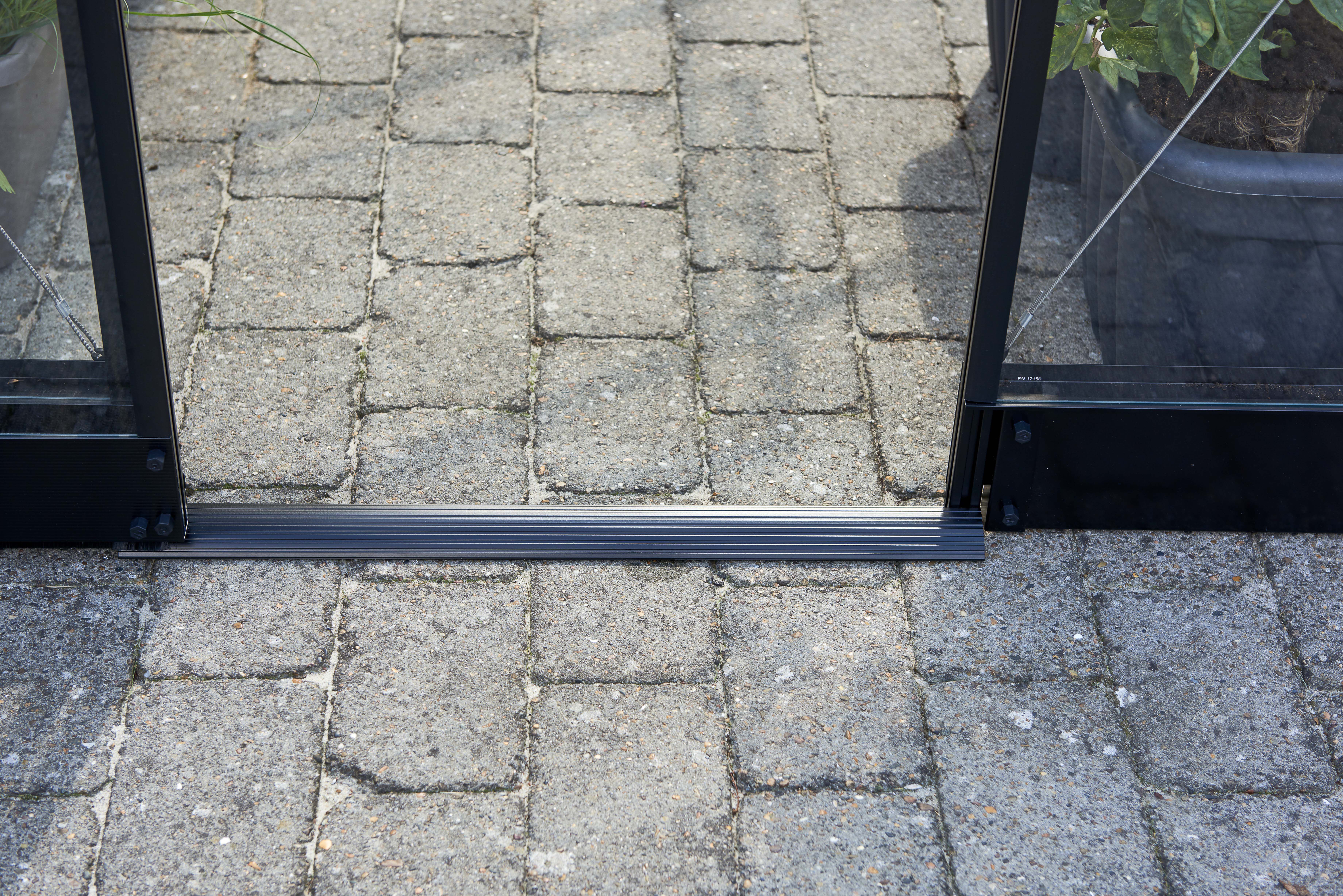 Halls Qube LT 612 - Fundering - zwart - 3x12x374 cm