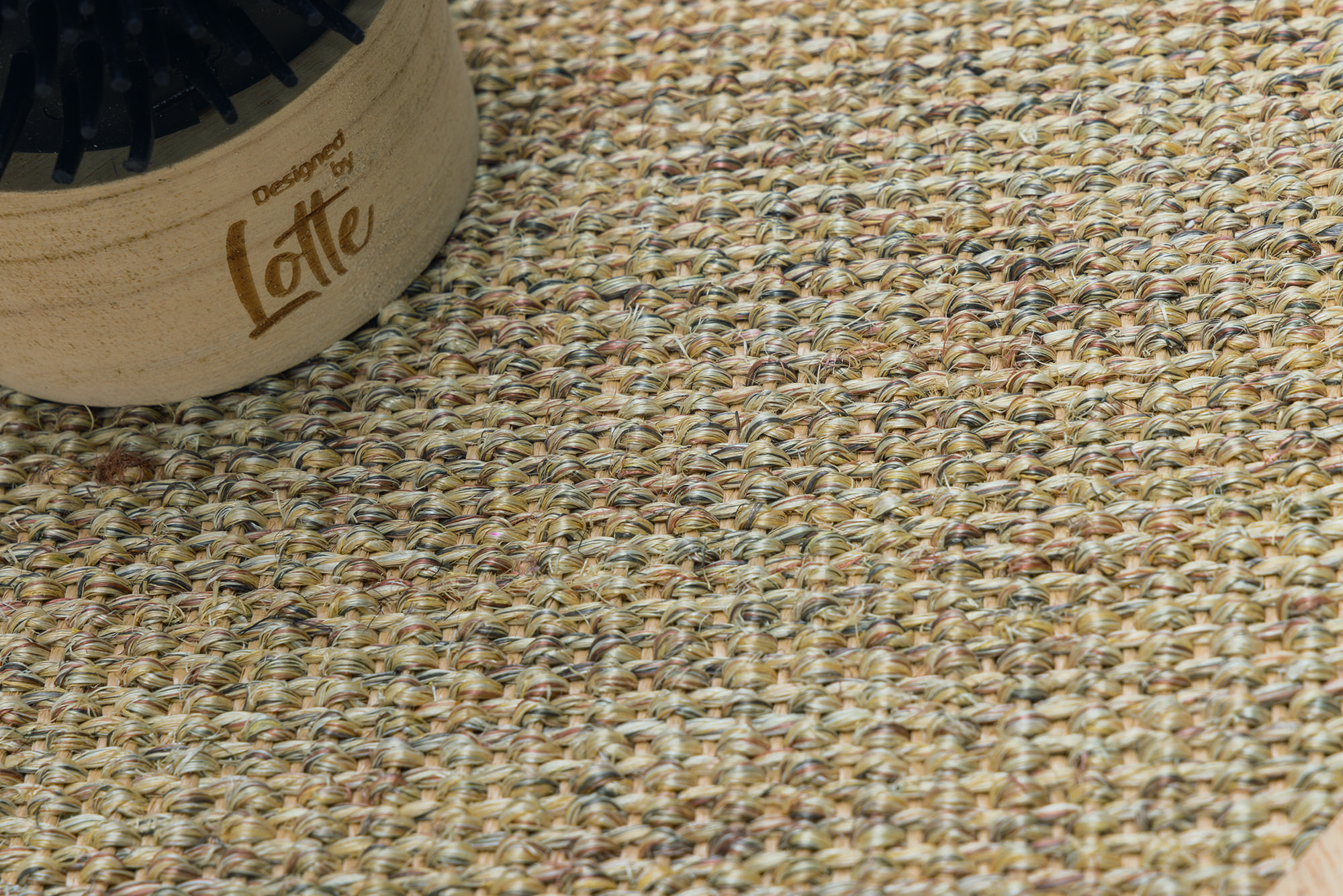 Designed by Lotte Fida - Krabpaal - zwart