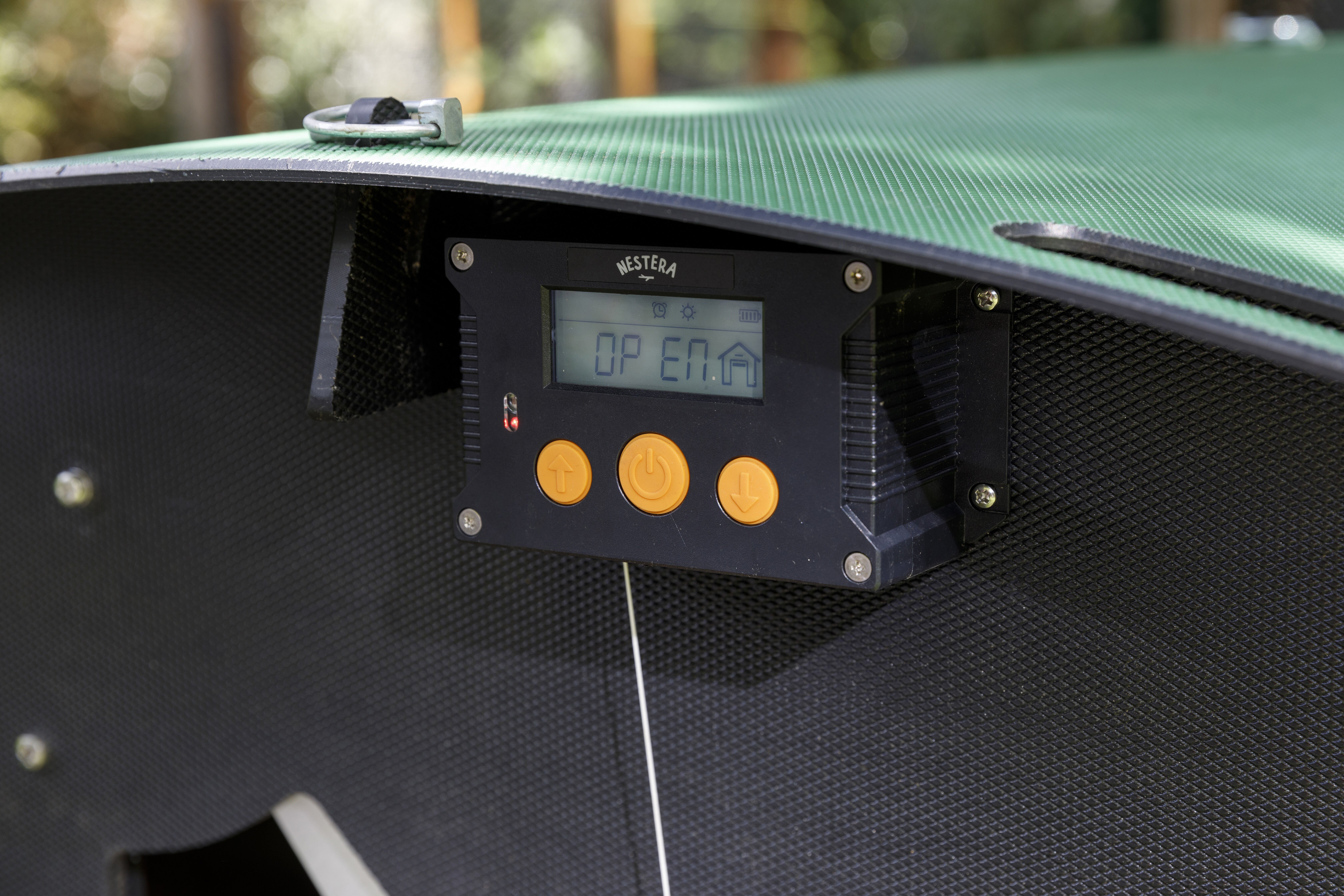 Nestera - Automatische deuropener kippenhok