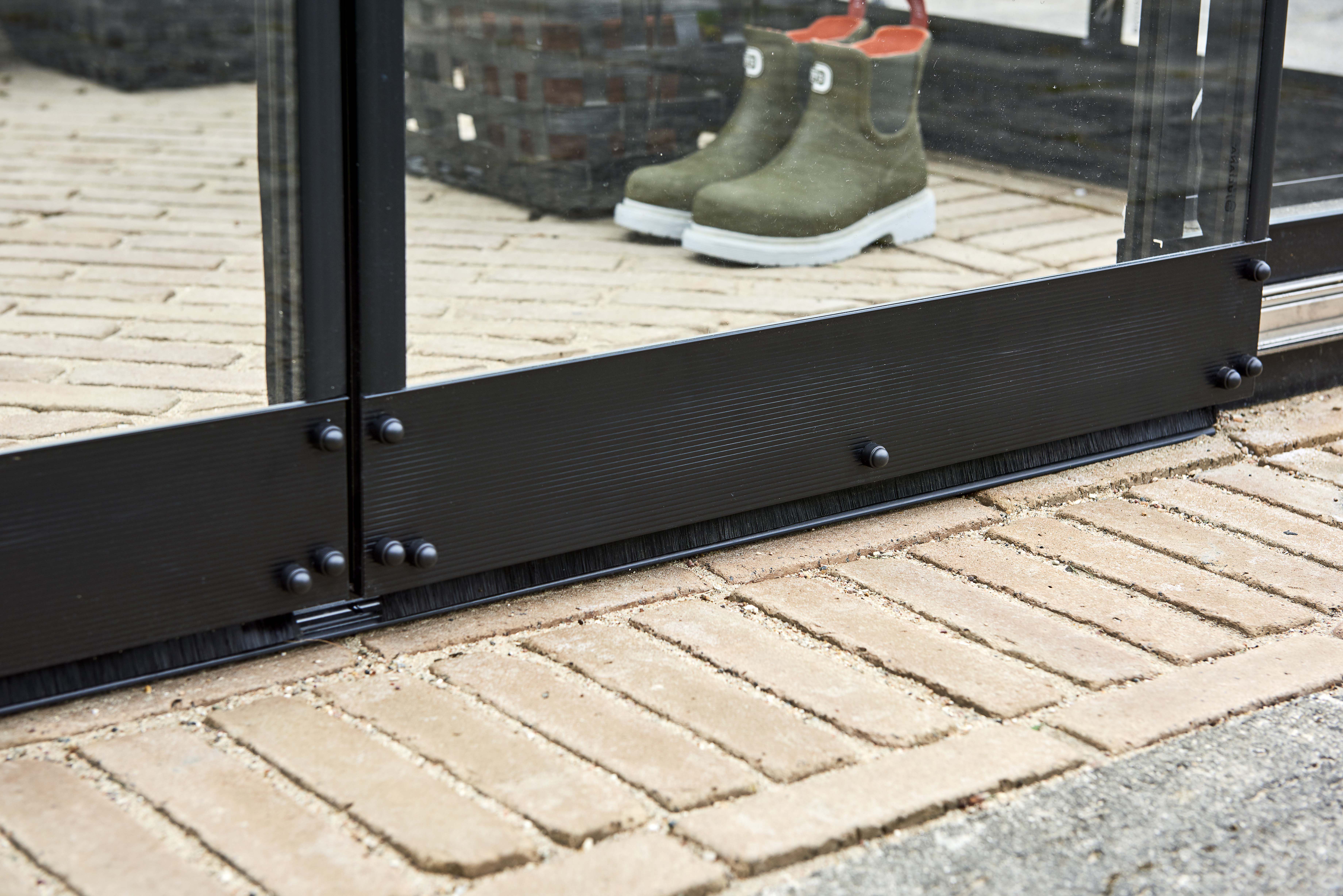 Halls Qube LT 612 - Fundering - zwart - 3x12x374 cm