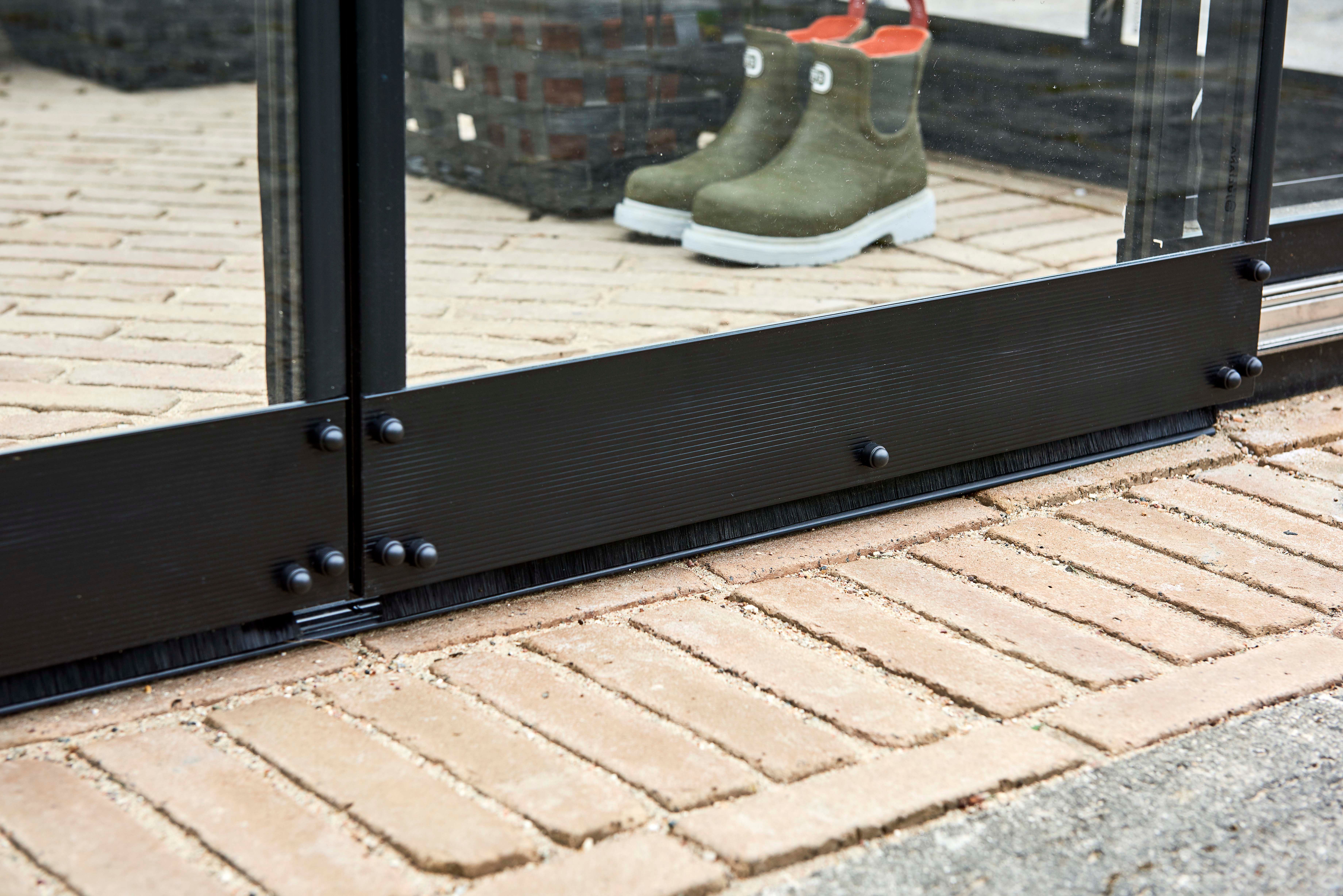 Halls Qube LT 68 - Fundering - zwart - 3x12x251 cm