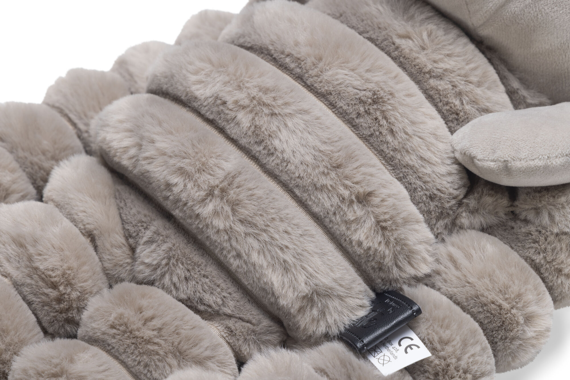 Designed by Lotte Reza Hang Schaap - Pluche Knuffel - Hondenspeelgoed - Beige - 18x80x15 cm