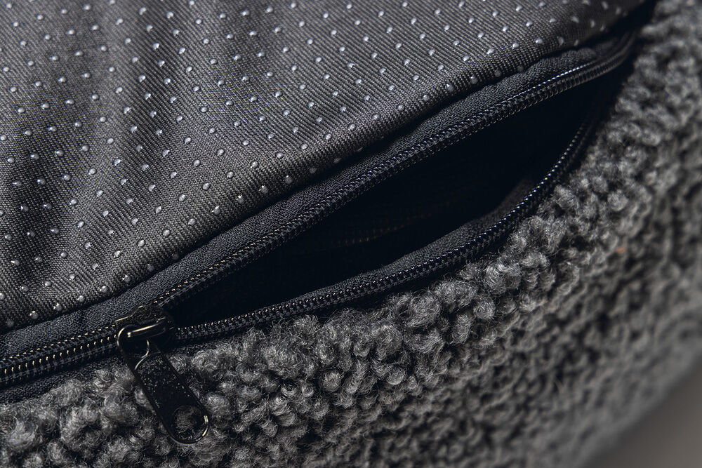 Designed by Lotte Yndis - Hondenkussen - Bouclé - Ovaal - Antraciet - 15x60x65 cm - S