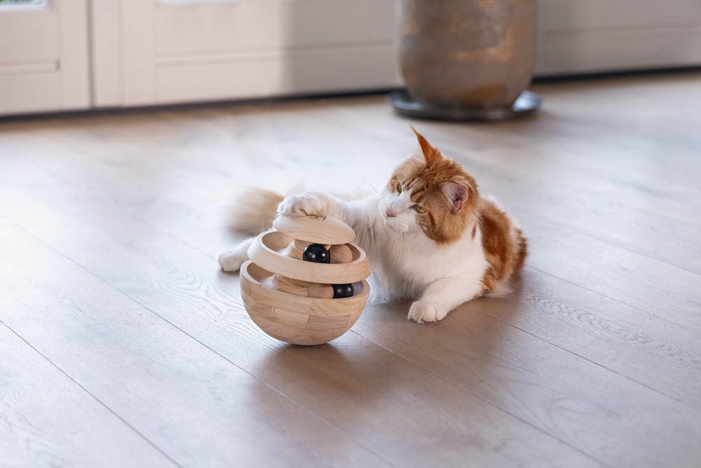 Designed by Lotte Neya - Kattenspeeltje - Bruin