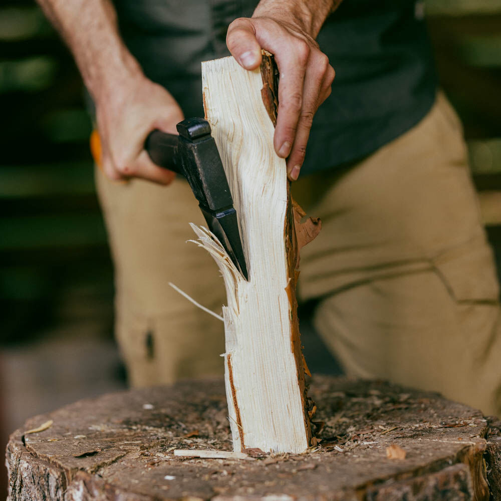 Fiskars X18 - Universele bijl - Zwart, Oranje