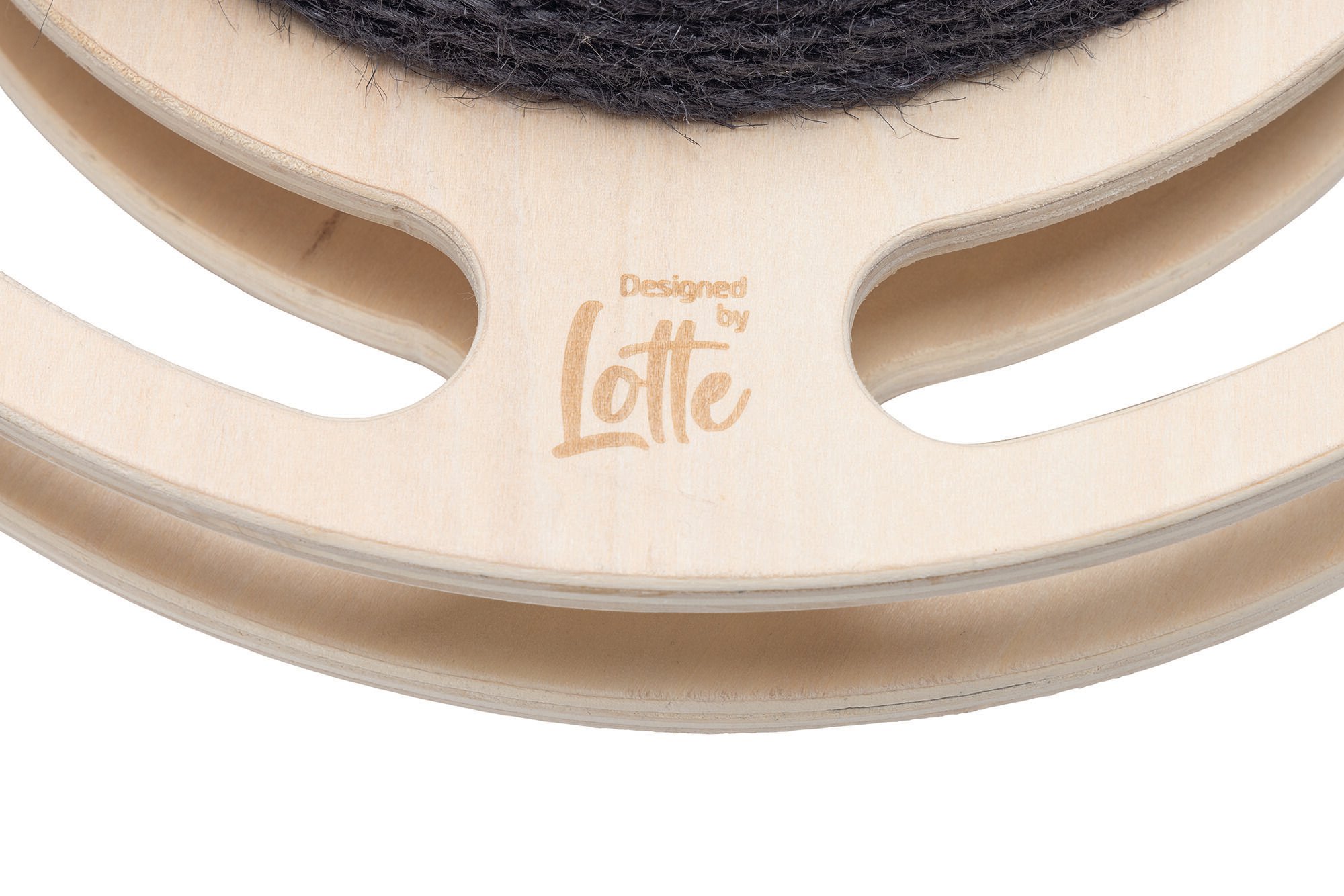 Designed by Lotte Baya - Speelbol - bruin